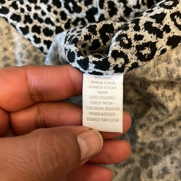 CHARTER CLUB WOMAN 2X ANIMAL PRINT CARDIGAN. Hole in back sleeve not noticeable - Picture 7 of 7